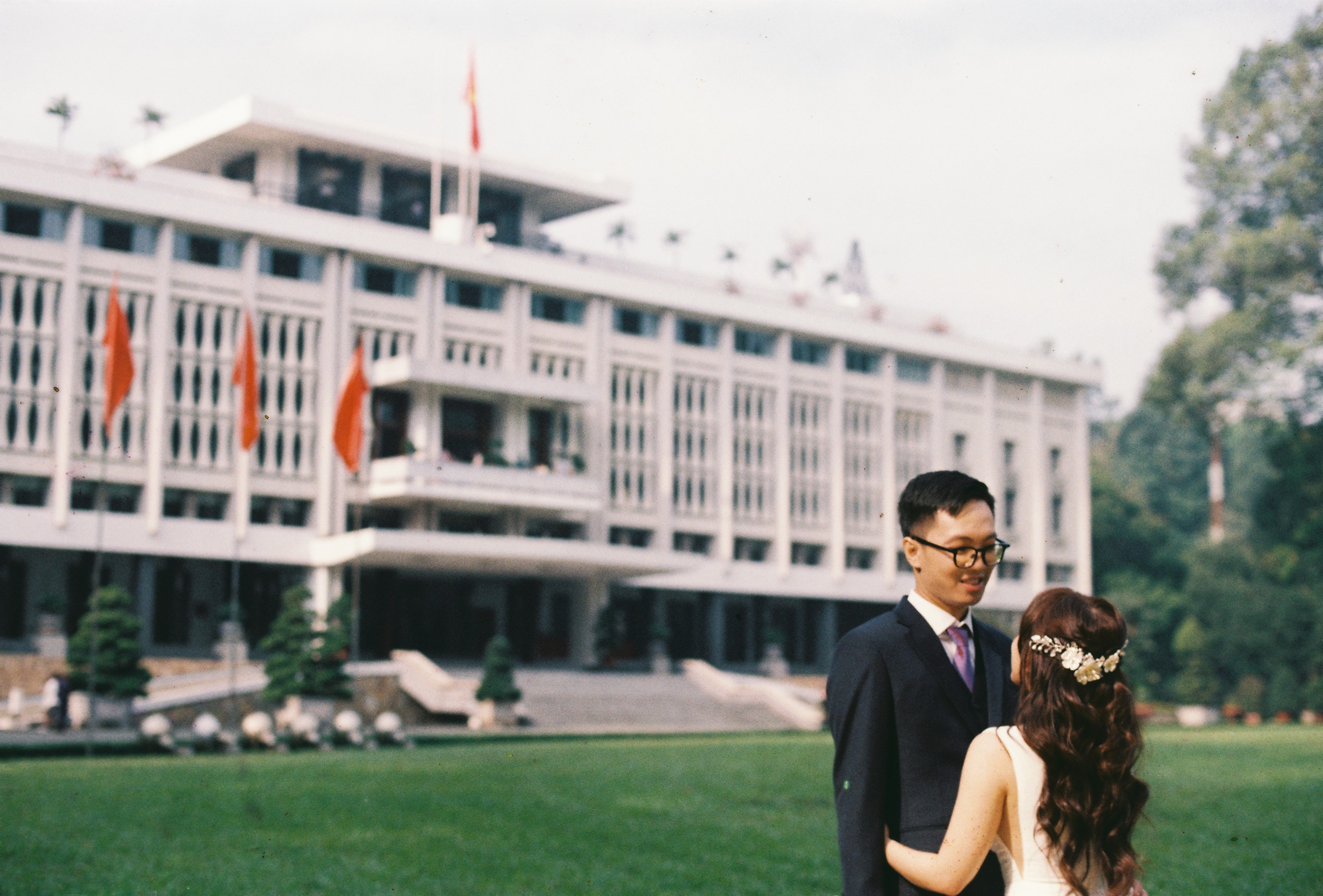 Lúc đến Dinh độc lập mình gặp hai anh chị này, thấy vui nên mình xin chụp ké. Chú rể tên là Hiền còn cô dâu tên Huyền thì phải =)) ông thợ chính líu cả lưỡi khi đọc tên hai người